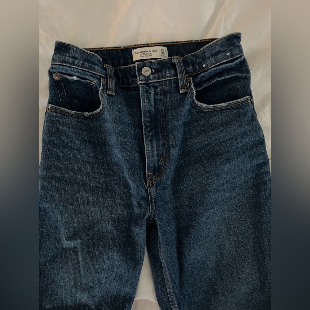 Abercrombie & Fitch - Ultra High Rise 90s Straight Jean Size: 24 SHORT
